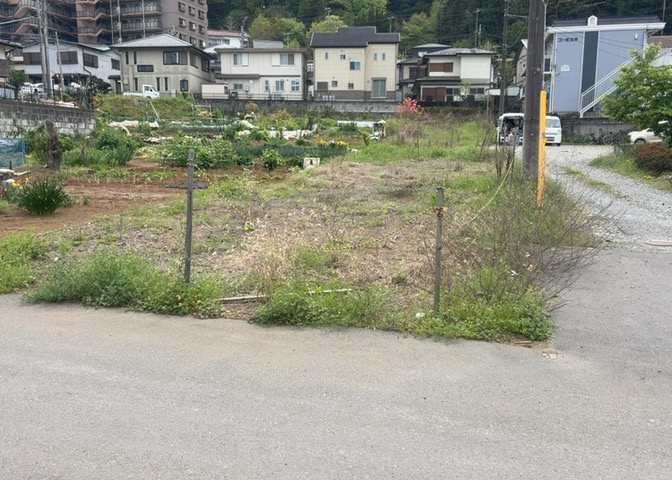 土地の前の道路に消火栓が設置されていることがあります。この場合、道路交通法第45条第1項により、駐車禁止の場所が指定されています。そのため、車庫などの駐車スペースをつくることができない場合があります。