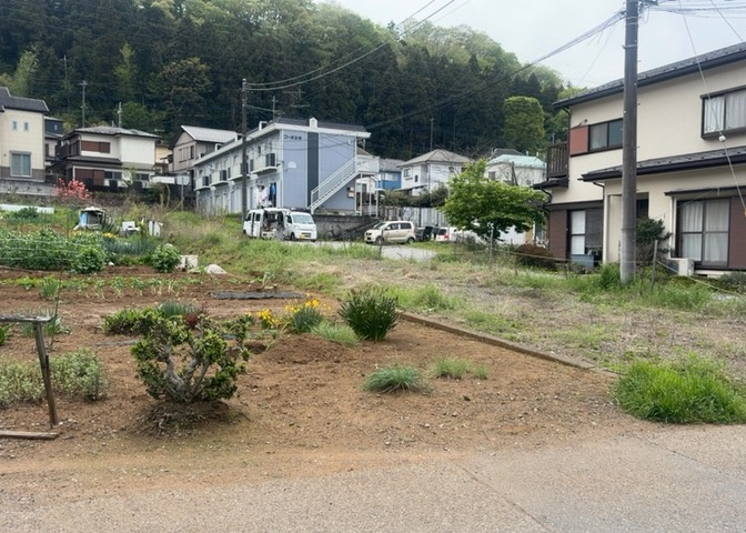 現地に行くなら、物件の周囲の地形がどうなっているかを見ることも大切です。周辺より低くなっている土地では、大雨などで水が集まりやすいため、地盤が弱くなっているということも考えられるため、注意が必要です。