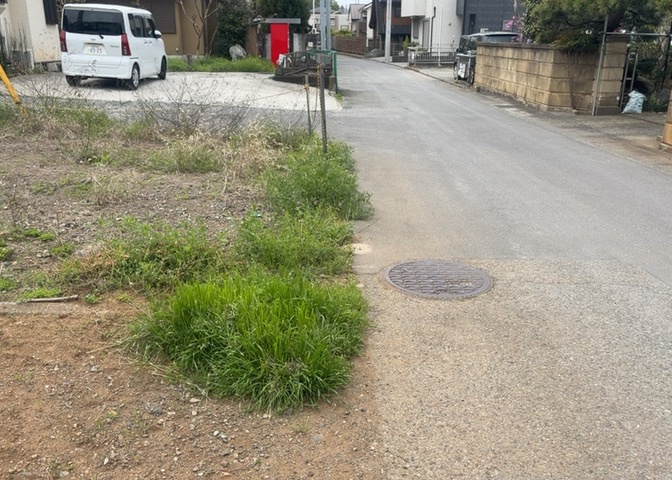 土地購入を検討されている場合、境界杭がない状態で購入してしまうと境界確定測量をする必要があり、費用がかかります。購入の前に、売主、隣土地所有者立ち合いのもと境界を確定し境界杭を設置するのがベストです。
