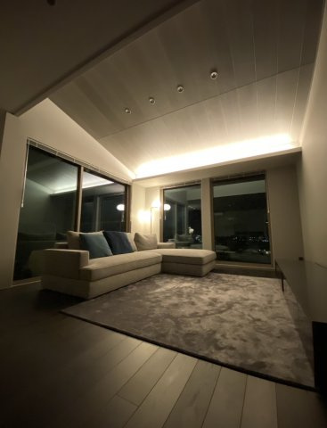 夜は間接照明でリラックスできる上品な空間に。