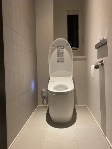 1階・2階のトイレはタンクレスですっきりとしております。