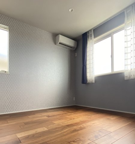 室内はダウンライトを利用しており、非常にすっきりとした内装に。