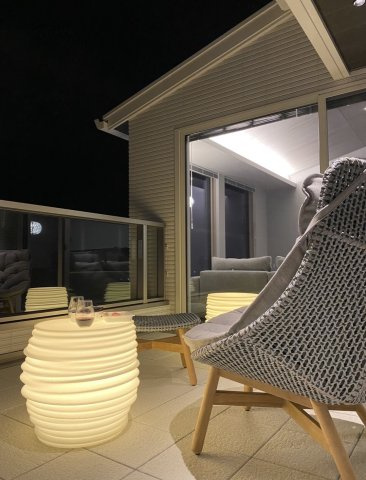 夜はバルコニーで優雅なひと時を