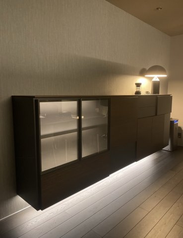 ダイニング横の備付サイドボード。他の家具や床の色に合わせております。