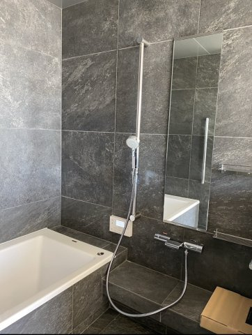 玄関ホールは間接照明とセラミックタイルを採用しシックで上品な空間に。