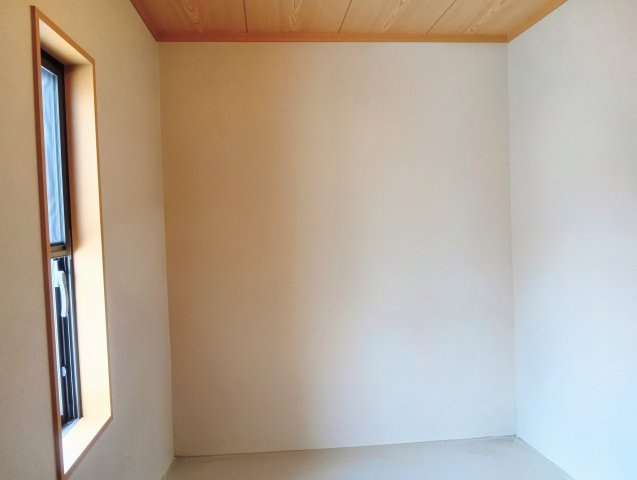 和室の奥に2.4帖の窓付きの納戸があり収納豊富です！