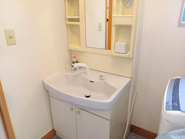 収納豊富ですっきり見える独立洗面所です。