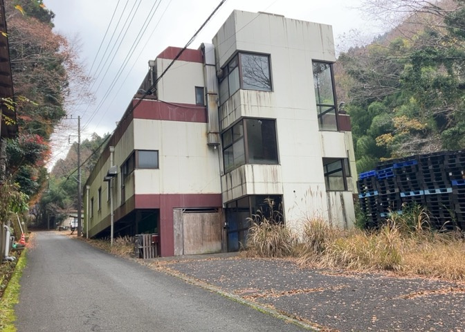 現地に行くなら、物件の周囲の地形がどうなっているかを見ることも大切です。周辺より低くなっている土地では、大雨などで水が集まりやすいため、地盤が弱くなっているということも考えられるため、注意が必要です。