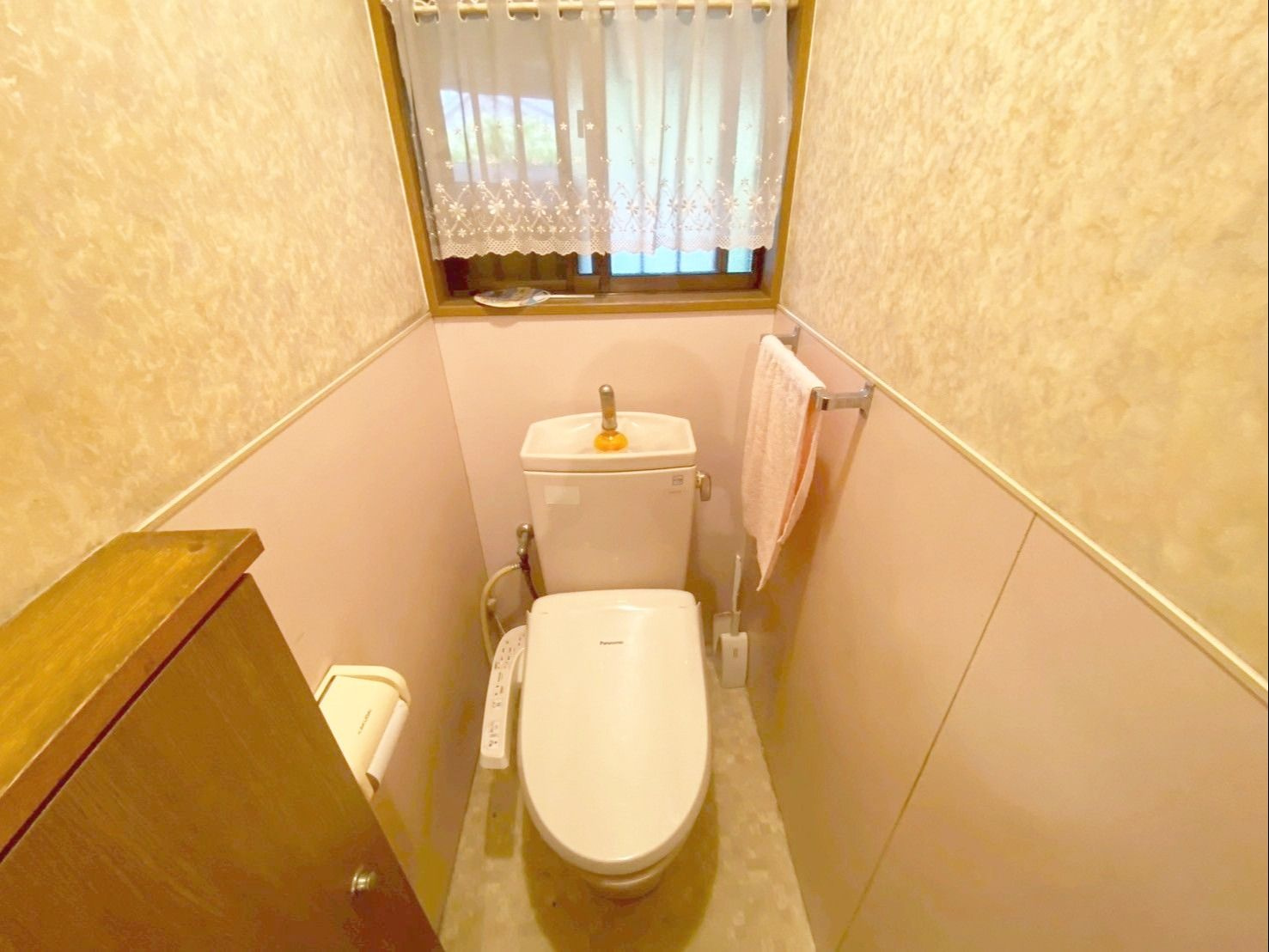 ウォシュレット付きの快適なトイレです！