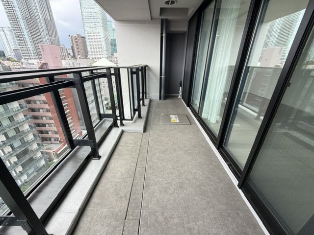 ワイドスパンなバルコニーです。また、奥行きもしっかりと確保されているため、ゆったりと過ごすことができます。