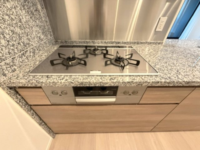 三口コンロでお料理のレパートリーが広がります。細部にまでこだわりがみられる上質感あるシステムキッチンです。