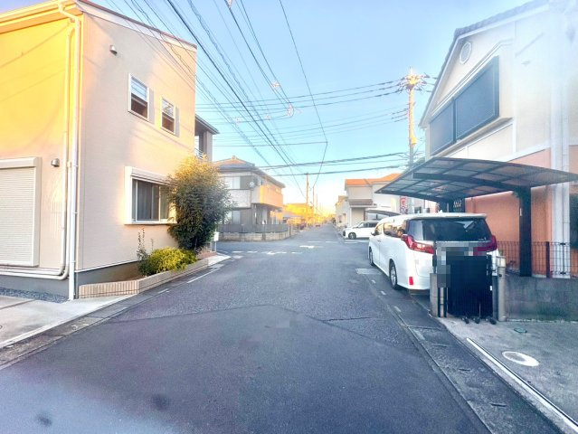 南東・北東角地で陽当り良好、開放感のある立地です！全居室に収納がある4LDK！キッチン・洗面・浴室がワンフロアにまとまり、家事がスムーズにこなせる間取りです！駐車スペース2台可(車種による)！