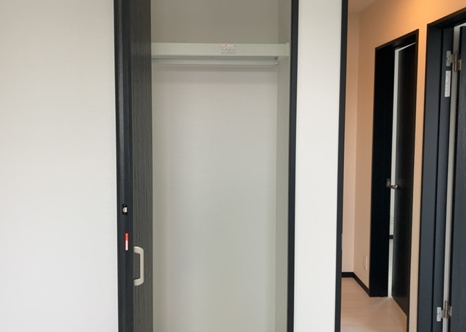 デザイン性を重視しすぎて収納が少なかった！なんてことにならないため、事前に現地で収納の数を確認しておくことをお勧めします。クローゼット以外にも床下収納や屋根裏収納、パントリーなどもチェックしましょう。