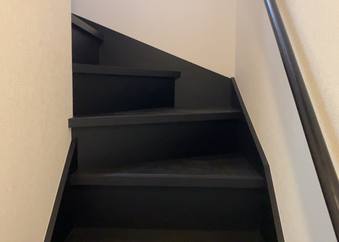 建物の上下階の通路である階段は、その位置によって動線や室内の印象が大きく左右されます。手摺にも重要な役割があり、転倒の防止・歩行や動作を円滑にして日常生活を支えることを主な目的として設置されています。