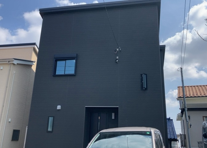 住宅用の土地では前面道路に2m以上接していなければならないと法律で定められています。しかし、お持ちの車のサイズやライフスタイルなどにより、2mでは利便が悪い場合もございますので、事前に確認しましょう。