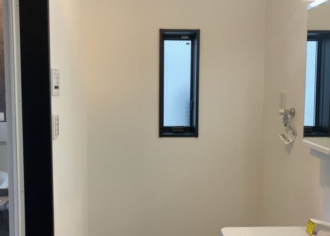 多くの戸建て住宅で見かける洗面脱衣所は、洗面台と洗濯機が2畳ほどのスペースに並べられていて、洗面所が脱衣所を兼ね備えている間取りが一般的です。お客様が利用することもある、パブリックな空間でもあります。