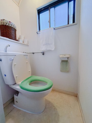 ■トイレ｜白を貴重としたトイレご用意しております♪窓付きなので常に換気もでき、綺麗保てます♪
