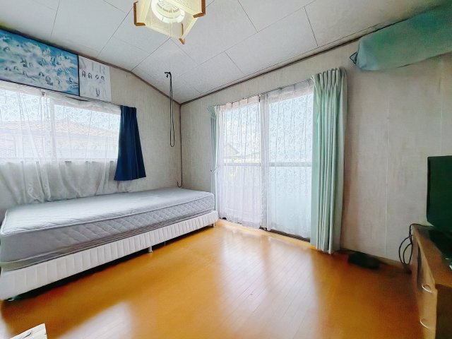 ■洋室｜お子様の一人部屋にピッタリな洋室。木のぬくもりを感じるフローリングは、天然木の味わいが時とともに深みを増していきます。また、傷にも強く、フリーワックスでお手入れもラクラクです♪