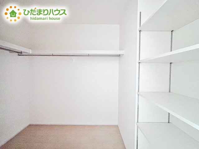 大容量のクローゼット！ハンガーパイプ付き。　洋服をかけて収納すれば、「何を持っているか」忘れることもありません！