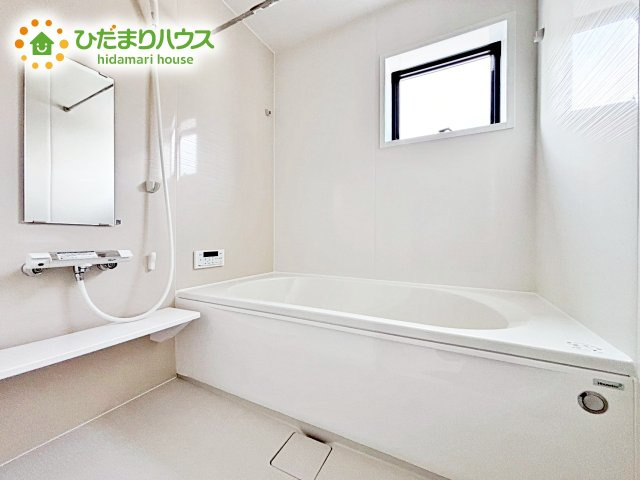 シックな色のアクセントパネルを使用し高級感を演出♪　浴室暖房乾燥機付きで、雨の日でも洗濯物に困りません！