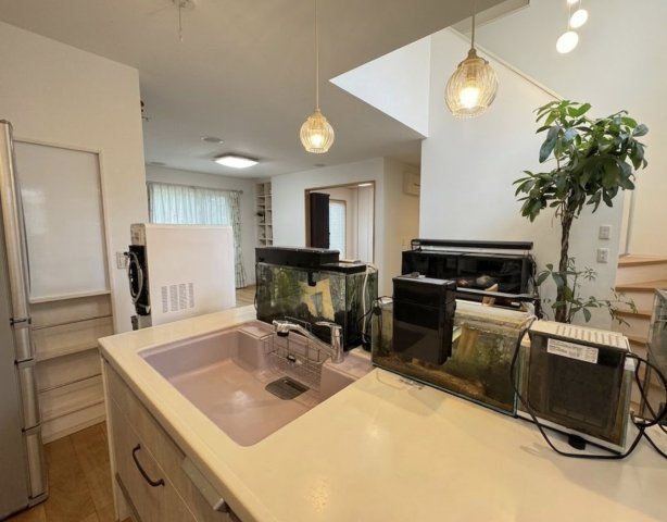 リビングを見渡せる対面キッチンで、家族とのコミュニケーションを取りながら料理ができます。開放感ある設計で、ダイニングとの動線もスムーズ。日々の暮らしをより楽しくしてくれる間取りです。