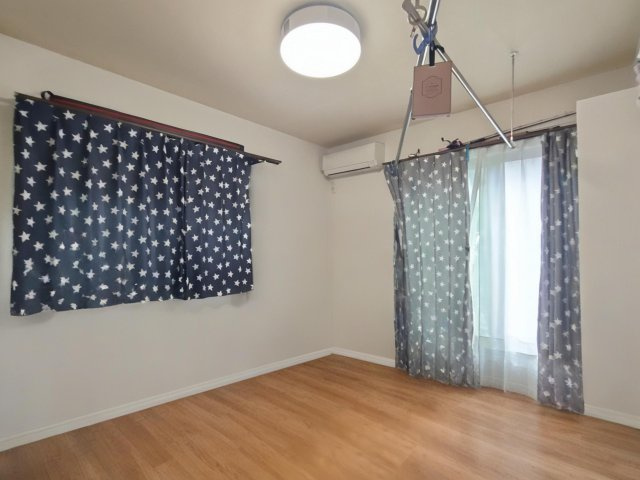 【洋室】　家具に合わせて表情を変える、シンプルなルームデザインです。