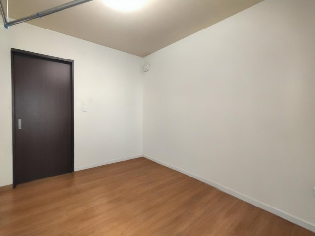 【洋室】　お子様の勉強部屋、書斎など使い方を想像しながらぜひご覧ください。