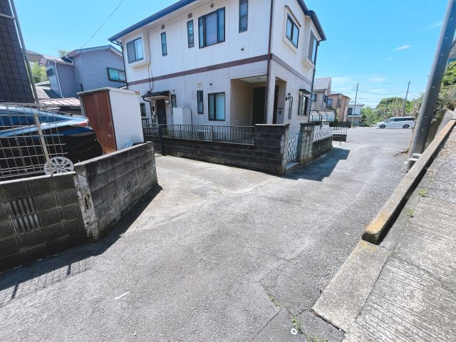 【外観】　敷地面積約90坪の「売地」になります。　建築条件はございませんので、お好みのハウスメーカーにて建築可能！　実測図等ございますので、詳細はお気がるにお問い合わせください。