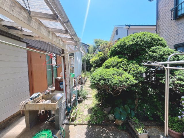 【外観】　敷地面積約90坪の「売地」になります。　建築条件はございませんので、お好みのハウスメーカーにて建築可能！　実測図等ございますので、詳細はお気がるにお問い合わせください。