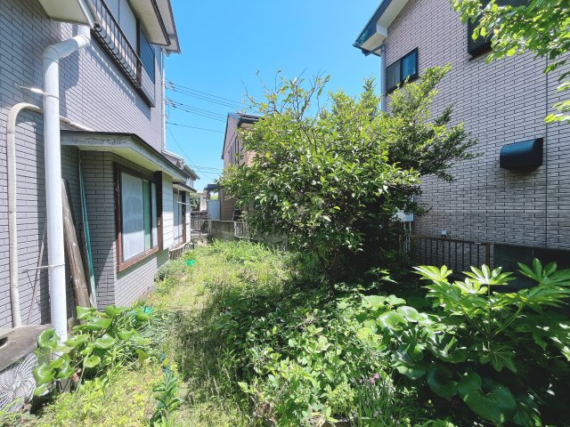 【外観】　敷地面積約90坪の「売地」になります。　建築条件はございませんので、お好みのハウスメーカーにて建築可能！　実測図等ございますので、詳細はお気がるにお問い合わせください。
