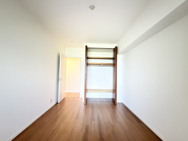 【北西側洋室約6.8帖】広々とした居室です！収納有り！