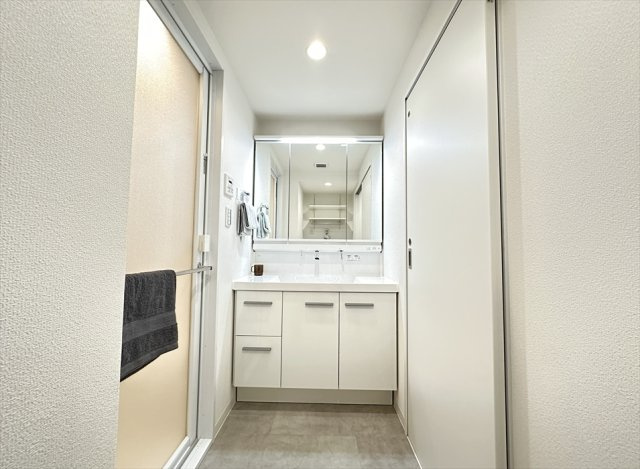 三面鏡洗面化粧台は収納部分を鏡が隠してくれますので、スッキリと収納が出来ます。　ハイバックタイプの洗面台は水栓が上部にあるので水栓の根元に水が溜まることがなく、清潔さを保てます。