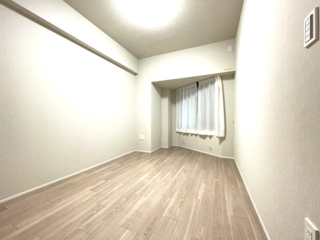 リビングから離れた洋室は、静かに休める寝室にピッタリ。　