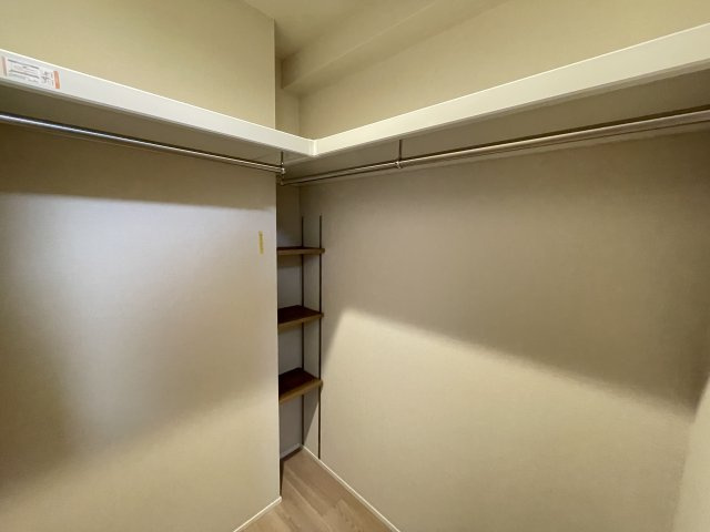 広々としたウォークインクローゼット付きで、大小様々な荷物が収納出来ます。　