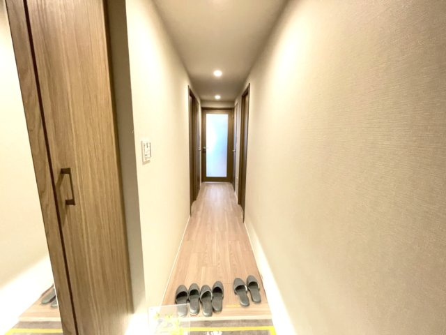 宅配等の受け取りの際にも、室内が見えない玄関で、防犯面も安心。　
