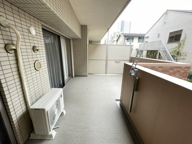 南東向きで陽当たり良好のバルコニーです。　