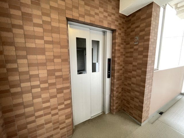 重たい荷物を持っていても、エレベーターがあれば安心です。　