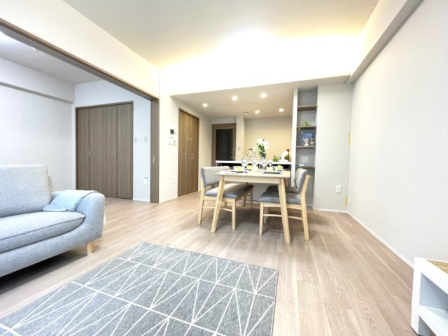 広々としたLDKは、隣接するお部屋の扉を開けて、さらに解放感ある空間に。　