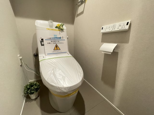 温水洗浄便座付きの清潔感あるトイレは、落ち着いた空間に。　