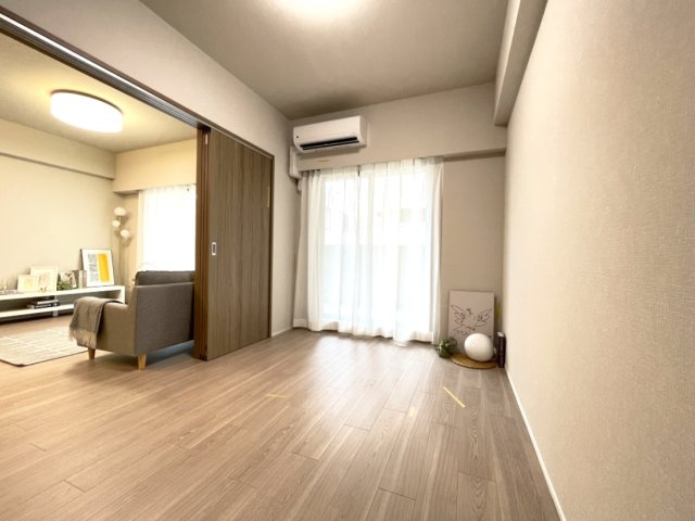 LD横の洋室は、扉を開けて解放感ある空間に。　