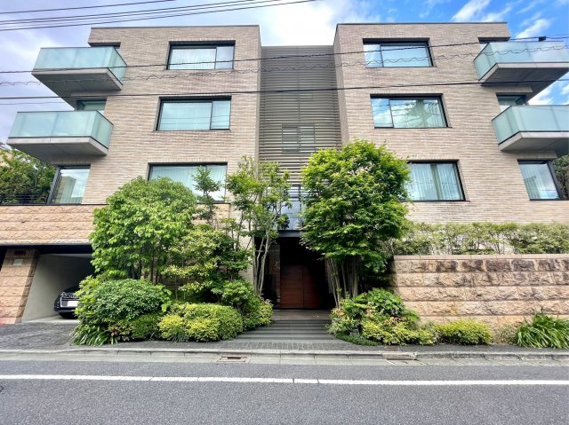 植栽が出迎えてくれるエントランス部分