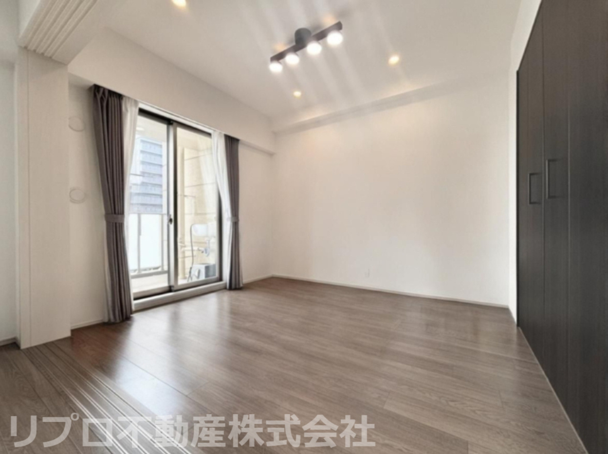 リビング隣接の洋室は南向きで開放感と景観を楽しめます！