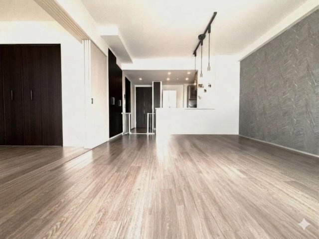 ホテルの一室のようなLDKは17．9帖、南向き7階のため眺望も良好！冬でも暖かく過ごせるのが魅力です♪ダウンライトを追加設置しています