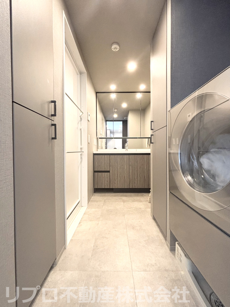 ゆったりと広い洗面＆ランドリースペース。収納棚も設置されているため、洗剤やタオル類をすっきり収納できます！