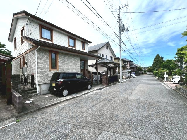 ゆとりある前面道路で、駐車もスムーズ　
