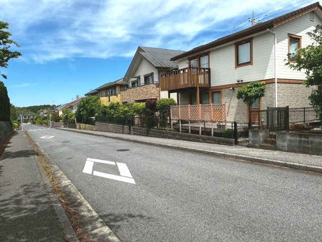 広々とした前面道路が生む、開放感ある暮らし　