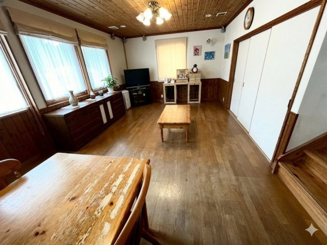 くつろぐ、話す、学ぶ、遊ぶ。家族それぞれの“好き”が交差する場所、それがこのリビングです（AIにて加工しています）　
