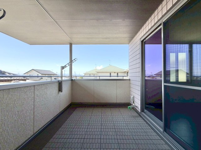■バルコニー｜溜め込んでしまったお洗濯物を一気に干すことができるくらいのスペースがあります。二部屋から出入り可能なのでお布団などもラクラク干せますね♪