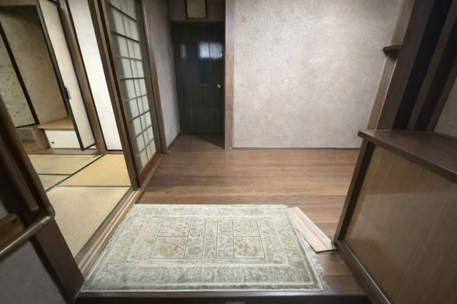 ゆとりあるホール空間です。畳のお部屋とフローリング部分が緩やかにつながり、動線もスムーズです。奥には独立したお部屋へ続く扉があり、生活空間を分けられる間取りです。レイアウトの自由度が高いのも魅力です。