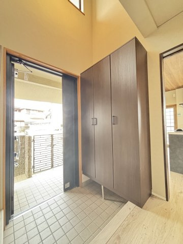 上部が吹き抜けで解放感たっぷりの玄関です